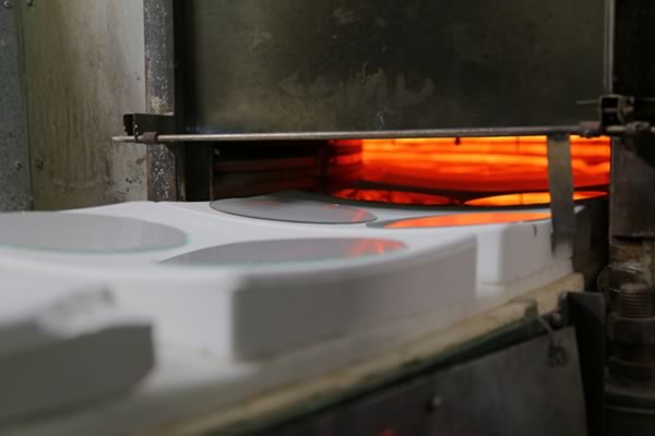 Continuous glass annealing heater